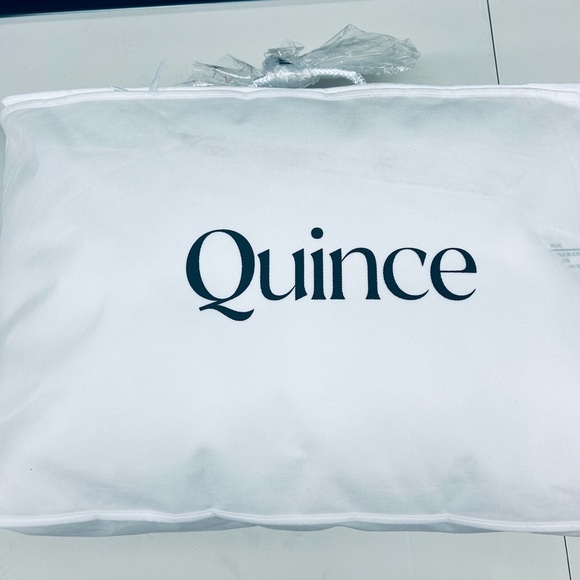 NWOT QUINCE Premium Down Alternative Pillow Soft Standard 3908 - Picture 7 of 9
